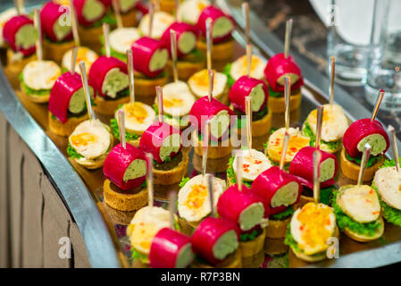 Kalte Snacks auf dem Tisch Buffet, Canapes am Bankett Stockfoto