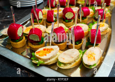 Kalte Snacks auf dem Tisch Buffet, Canapes am Bankett Stockfoto