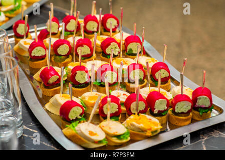 Kalte Snacks auf dem Tisch Buffet, Canapes am Bankett Stockfoto