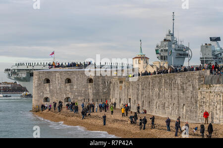 Leute, die sich die britische Royal Navy Flugzeugträger HMS Queen Elizabeth zurück nach Portsmouth, Großbritannien am 10/12/18 Nach dem Westlant 18 Bereitstellung. Stockfoto