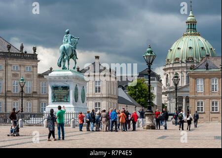 Dänemark, Seeland, Kopenhagen, Amalienborg Slotsplads, im 18. Jahrhundert zum Schloss Amalienborg ist der Winter Residenz der dänischen Königsfamilie, Reiterdenkmal Friedrich V., Kuppel der Marmor Kirche (Marmorkirken) Stockfoto