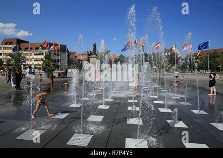 Frankreich, Haut Rhin, elsässische Weinstraße, Colmar, Kindern beim Spielen im Brunnen des Ortes Rapp Stockfoto