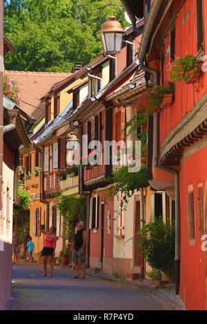 Frankreich, Haut Rhin, elsässische Weinstraße, Kaysersberg, Detail der Fachwerkhaus Fassaden in einem Dorf in der Gasse Stockfoto