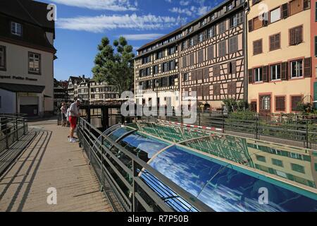 Frankreich, Bas Rhin, Straßburg, Altstadt zum Weltkulturerbe der UNESCO, touristische Bootsfahrt auf der Ill an der Schleuse in Petite France, Quai des Moulins Stockfoto