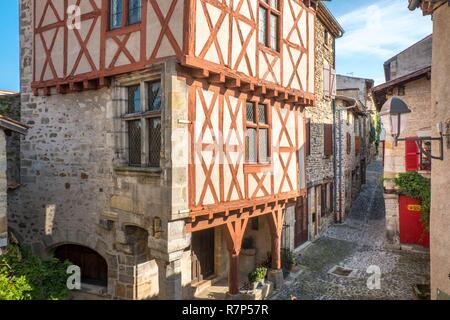 Frankreich, Puy de Dome, Châtel-Guyon, die Altstadt mit ihren Fachwerkhaus mittelalterlichen Häusern, von denen das Haus der Metzger XV Jahrhundert, Regionalen Naturpark Livradois Forez Stockfoto