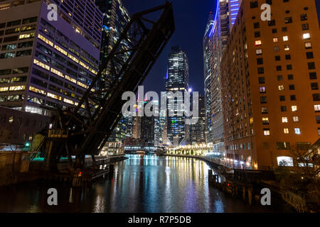 Nacht geschossen des stillgelegten Kinzie Street Brücke über den North Branch auf den Chicago River. Stockfoto