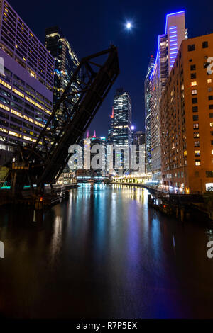 Nacht geschossen des stillgelegten Kinzie Street Brücke über den North Branch auf den Chicago River. Stockfoto