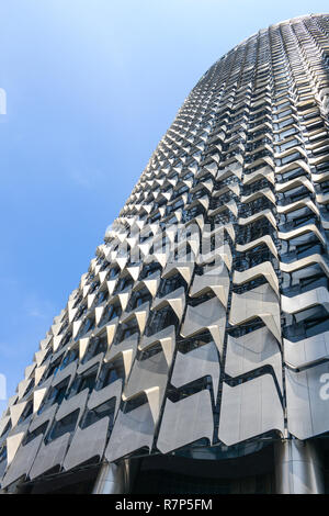 Singapur - November 16, 2018: Moderne Architektur Office Tower Gebäude mit blauen Himmel in Singapur. Abstrakte, Textur, Hintergrund Stockfoto