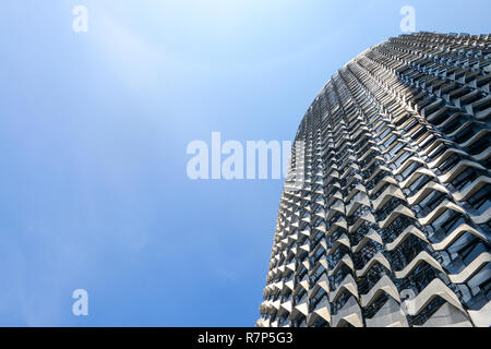 Singapur - November 16, 2018: Moderne Architektur Office Tower Gebäude mit blauen Himmel in Singapur. Abstrakte, Textur, Hintergrund Stockfoto