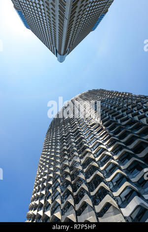 Singapur - November 16, 2018: Moderne Architektur Office Tower Gebäude mit blauen Himmel in Singapur. Abstrakte, Textur, Hintergrund Stockfoto