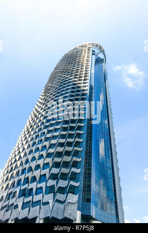 Singapur - November 16, 2018: Moderne Architektur Office Tower Gebäude mit blauen Himmel in Singapur. Abstrakte, Textur, Hintergrund Stockfoto