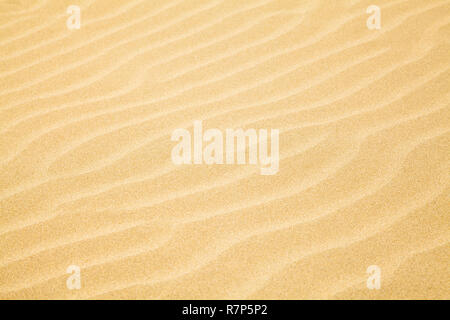Tan Ripple Wave Dünenstrand Hintergrund. Stockfoto