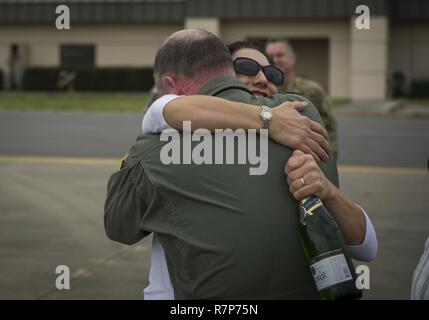 Generalmajor Eugene Haase, stellvertretender Kommandeur der Air Force Special Operations Command, fliegt sein letzter Flug als aktives Mitglied in einem 8 Zoll Special Operations Squadron CV-22 Osprey Kipprotor-flugzeug an hurlburt Field, Fla., 24. März 2017. Final oder "Fini" Flüge sind eine militärische Luftfahrt Tradition, die ein Zeichen für ein Pilotprojekt in den Ruhestand von der Luftwaffe. Haase ist geplant am 10. April in den Ruhestand, nach 34 Jahren im Dienst. Stockfoto