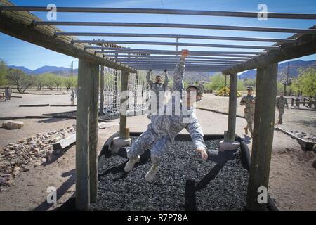 Armee finden Spc. Julian Ditona (Mitte), ein multi-channel Transmission Systems Fahrer/Betreuer, die 98Th Expeditionary Signal Bataillon zugeordnet, 335.- Signal (Theater), Schaukeln, über ein Hindernis im Parcours Challenge in Fort Huachuca, Arizona 28. Ditona und sieben weiteren Soldaten konkurrieren in dem Befehl und besten Krieger Wettbewerb 2017, in der Hoffnung, die ihre Einheit in der U.S. Army Reserve Command's Best Krieger Wettbewerb 2017 später in diesem Jahr. Stockfoto