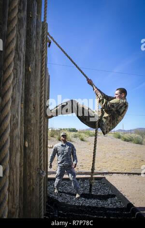 Armee finden Spc. Joshua Anderson, IT-Spezialist, zugeordnet zu den 335.- Signal (Theater), benutzt ein Seil eine Holzwand Hindernis im Parcours Challenge in Fort Huachuca, Arizona, 28. März zu klettern. Anderson und sieben weiteren Soldaten konkurrieren in dem Befehl und besten Krieger Wettbewerb 2017, in der Hoffnung, die ihre Einheit in der U.S. Army Reserve Command's Best Krieger Wettbewerb 2017 später in diesem Jahr. Stockfoto