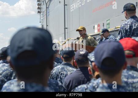 MAYPORT, Fla. (28. März 2017) - Hintere Adm. Roy I. Kitchener, Commander, Expeditionary Strike Group zwei (ESG-2), spricht mit der Crew der Amphibisches Schiff USS Iwo Jima (LHD7) während alles - Hände Anruf auf dem Schiff Flight Deck. Kitchener Iwo Jima wurde an Bord des Schiffes für die mit der Schlacht Wirksamkeit Award zum sechsten Mal seit ihrer Inbetriebnahme im Jahr 2001 verliehen zu gratulieren. Stockfoto