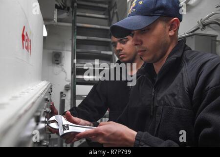 - Mittelmeer (28. März 2017) Yeoman Seaman Giovanny Lopez, rechts, Züge Yeoman Seaman Apprentice Robert Santiago auf Wartungsarbeiten an Bord der geführte Anti-raketen-Zerstörer USS Porter (DDG78), 28. März 2017. Porter, Vorwärts - Rota, Spanien bereitgestellt werden, ist die Durchführung von naval Operations in den USA 6 Flotte Bereich der Maßnahmen zur Unterstützung der US-amerikanischen nationalen Sicherheitsinteressen in Europa. Stockfoto