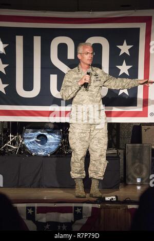 DIEGO GARCIA, Britisches Territorium im Indischen Ozean (Mar. 28, 2016) - Allg. Paul J. Selva, Stellvertretender Vorsitzender des Generalstabs, Gespräche mit Seglern während einer United Service Organizations" (USO) für Service Mitglieder. Us-Marine Support Facility Diego Garcia bietet Logistik-, Service-, Freizeit- und administrative Unterstützung nach den US-amerikanischen und alliierten Truppen sich auf den Indischen Ozean und den Persischen Golf stationiert. Stockfoto