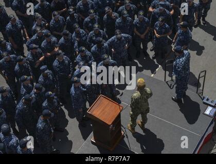 MAYPORT, Fla. (28. März 2017) - Hintere Adm. Roy I. Kitchener, Commander, Expeditionary Strike Group zwei (ESG-2), spricht mit der Crew der Amphibisches Schiff USS Iwo Jima (LHD7) während alles - Hände Anruf auf dem Schiff Flight Deck. Kitchener Iwo Jima wurde an Bord des Schiffes für die mit der Schlacht Wirksamkeit Award zum sechsten Mal seit ihrer Inbetriebnahme im Jahr 2001 verliehen zu gratulieren. Stockfoto