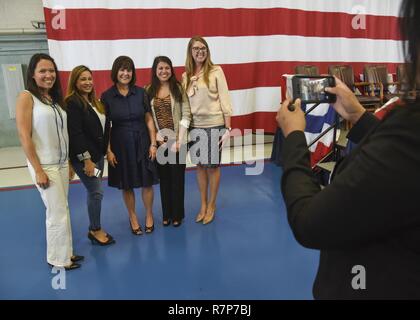 MERIDIAN, Fräulein (27. März 2017) zweite Frau Karen Pence, Mitte, posiert für ein Foto mit militärischen Ehegatten in die Ausbildung der Flügel ein (TW-1) Hangar an Bord Naval Air Station Meridian. Pence besucht NAS Meridian zu Ehren und mit fast 150 militärische Ehegatten während einer Zeremonie in der TW-1 Hangar feiern Frauen Geschichte Monat gehalten. Stockfoto