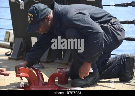 - Mittelmeer (28. März 2017) Seaman Bijan Dawson, von Phoenix, führt topside Erhaltung an Bord der geführte Anti-raketen-Zerstörer USS Porter (DDG78), 28. März 2017. Porter, Vorwärts - Rota, Spanien bereitgestellt werden, ist die Durchführung von naval Operations in den USA 6 Flotte Bereich der Maßnahmen zur Unterstützung der US-amerikanischen nationalen Sicherheitsinteressen in Europa. Stockfoto