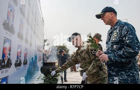 PYEONGTAEK, Korea (Mar. 26, 2017) Kapitän Jeff Bennett, Commander, Destroyer Squadron (DESRON) 15, rechts, und die US-amerikanische Armee Brig. Gen. David Francis, zweite Infanterie Division, ROK-US kombinierte Abteilung Stellvertretender Kommandierender General, Links, legen Blumen an ein Denkmal für Segler während der Untergang der ROKS Cheonan verloren auf März 26,2010. Bennett ist derzeit auf dem Vorwärts - Einsatz der Arleigh-Burke-Klasse Lenkwaffen-zerstörer USS McCampbell (DDG85) zur Unterstützung der Fohlen Eagle 2017 begonnen, eine Reihe von jährlichen Veranstaltungen, die Verteidigung und die Bereitschaft der Republik zu verteidigen erhöhen Stockfoto