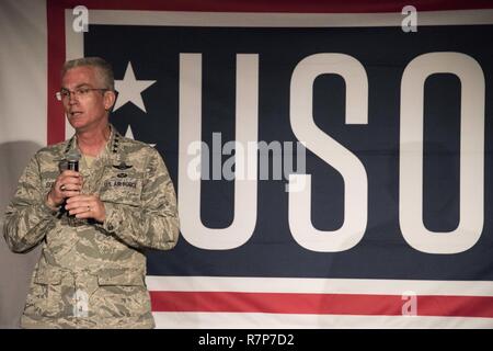DIEGO GARCIA, Britisches Territorium im Indischen Ozean (Mar. 28, 2016) - Allg. Paul J. Selva, Stellvertretender Vorsitzender des Generalstabs, Gespräche mit Seglern während einer United Service Organizations" (USO) für Service Mitglieder. Us-Marine Support Facility Diego Garcia bietet Logistik-, Service-, Freizeit- und administrative Unterstützung nach den US-amerikanischen und alliierten Truppen sich auf den Indischen Ozean und den Persischen Golf stationiert. Stockfoto