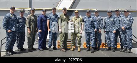 MAYPORT, Fla. (28. März 2017) hinten Adm. Roy I. Kitchener, Commander, Expeditionary Strike Group (ESG) 2, die Schlacht Wirksamkeit Award stellt die Abteilungsleiter des Amphibious Assault ship USS Iwo Jima (LHD7) nach einem alle Hände. Stockfoto