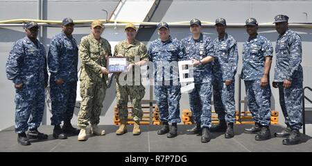 MAYPORT, Fla. (28. März 2017) - Hintere Adm. Roy I. Kitchener, Commander, Expeditionary Strike Group zwei (ESG-2), und Command Master Chief Kevin Goodrich posieren für ein Foto mit Kapitän James Midkiff, kommandierender Offizier der Amphibisches Schiff USS Iwo Jima (LHD7) und des Schiffes Master Chief Petty Officers. Kitchener Iwo Jima wurde an Bord des Schiffes für die mit der Schlacht Wirksamkeit Award zum sechsten Mal seit ihrer Inbetriebnahme im Jahr 2001 verliehen zu gratulieren. Stockfoto