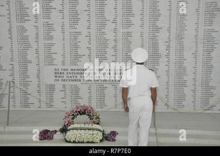 PEARL HARBOR (27. März 2017) ein Matrose zum u-boot Tender USS Frank Kabel zugewiesen (40) zahlt seinen Respekt an der USS Arizona Memorial gefallen. Stockfoto