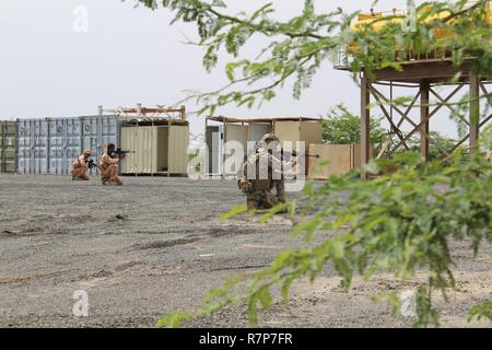 Zivile und militärische Personal aus Kuwait, Katar, Saudi Arabien und den USA durchgeführt counterterrorism Bohrer als Teil der Adler lösen, 2017 in der Nähe von Kuwait International Airport, 28. März 2017. Urban Warfare Spezialisten durchgeführt von Such- und Rettungsaktionen und ein mock Fahrzeug Explosion reagiert. Seit 1999, Eagle beheben - mit über 1.000 US-Militärs - der Premier multi-nationalen Bewegung zwischen den USA und der Golf-kooperationsrat Nationen an den regionalen Herausforderungen gemeinsam in einem niedrigen Risiko Adresse. Stockfoto