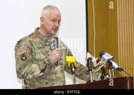 Brig. Gen. Jon Jensen, US-Armee Afrika stellvertretender Kommandant, bietet einleitende Bemerkungen im Rahmen einer Feierstunde offiziell den Beginn des USARAF - Übung gerechtfertigt Accord 17 Led am Frieden und Support Training Center in Addis Abeba, Äthiopien am März 20, 2017. Die Ausübung ist eine jährliche Kombinierte gemeinsame Ausübung auf die Zusammenführung der USA, werden die afrikanischen Partner, westlichen Partnern und internationalen Organisationen der Interoperabilität durch Zusammenarbeit für friedenserhaltende Maßnahmen im Osten Afrika Region zu fördern. Stockfoto