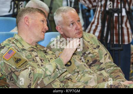 Us-Armee Afrika Commander Generalmajor Joseph Harrington und stellvertretender Kommandant Brig. Gen. Jon Jensen, teilen ihre Gedanken während der Abschlussfeier der US-Armee Afrika - Übung gerechtfertigt Accord 17 Led am Frieden und Support Training Center in Addis Abeba, Äthiopien, Jan. 24, 2017. JA 17 ist eine jährliche einwöchige gemeinsame Ausübung, die zusammen bringt US-Armee, werden die afrikanischen Partner, Verbündete und internationale Organisationen die Interoperabilität zwischen den teilnehmenden Nationen für friedenserhaltende Maßnahmen im Osten Afrika Region zu fördern. Stockfoto