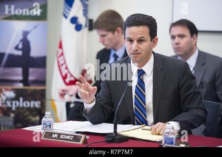 Sen. Brian Schatz nahm an einem Feld Anhörung des Unterausschusses für militärischen Aufbau, Veterans Affairs durchgeführt und verwandten Organisationen auf dem Arlington National Cemetery, 29. März 2017 in Arlington, Virginia. Die Anhörung wurde mit dem Titel "Arlington National Cemetery: Aktuelle und zukünftige Pläne für die Gefallenen." Ehre Stockfoto