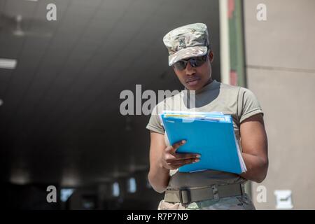 Us-Armee Sgt. Tiffany Wilson, eingesetzt zur Unterstützung der Combined Joint Task Force - inhärenten lösen und zu 289 Composite Support Unternehmen zugewiesen wird, überwacht das Entladen von Mehl zu Peshmerga Soldaten in der Nähe von Erbil, Irak, 26. März 2017 geliefert werden. Combined Joint Task Force - inhärenten Lösung erleichtert die wesentliche Elemente partner Kräfte als Teil des Aufbaus der Kapazitäten Mission antreten. CJTF-OIR ist die globale Koalition zu besiegen ISIS im Irak und in Syrien. Stockfoto