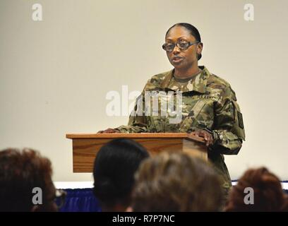 Command Sgt. Maj. Vickie Culp, regimental command Sergeant Major des Transport Corps, spricht während Leadership Symposium 22. März der Frauen im Museum der Armee Frauen. Sie erzählt die Geschichte einer weiblichen Soldaten, professionell und persönlich trotz Kämpfe wuchs. Wurde die Veranstaltung von der 23 Quartiermeister Brigade und das Personal in diesem Jahr National Women's History Month Thema "Ehren wegweisende Frauen in Arbeit und Wirtschaft geehrt. Auch Virginia Generalversammlung Delegierter Lashrecse Aird als Gastredner; ein spezielles video Nachricht von Generalleutnant Gwen Bingham, Assis Stockfoto