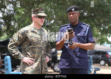 Colonel Daniel Steiner, dem kommandierenden Offizier von Special Purpose Marine Air Ground Task Force - Krisenmanagement - Afrika, bespricht das Training mit Major Charles Lumor, dem stellvertretenden Kommandanten für die Kpetoe Zoll Verbrauchsteuern und präventiven Service Academy, Ghana, 21. März 2017. Die Schulung ist Teil eines 4-wöchigen Evolution auf Patrouillen und Kader Entwicklung mit Fokus auf die praktische Anwendung zentriert. In drei aufeinander folgenden Jahren, SPMAGTF-CR-AF hat Theater Sicherheit Zusammenarbeit Missionen mit der Republik Ghana durchgeführt. Stockfoto