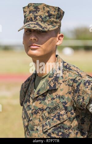 Pvt. Juan M. Rojashenao, Platoon 3016, Mike, 3 Recruit Training Bataillon, erwarb die amerikanische Staatsbürgerschaft März 30, 2017, auf Parris Island, S.C. Vor verdienen Staatsbürgerschaft, die Bewerber müssen Kenntnisse der englischen Sprache und der amerikanischen Regierung, zeigen gute moralische Charakter und den Treueid auf die US-Verfassung. Rojashenao, von Miami, ursprünglich aus Kolumbien, ist der Abschluss zum 31. März 2017 geplant. Stockfoto