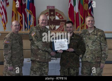 Grafenwöhr, Deutschland - Sergeant Marc Nauerz (Mitte rechts), eine US-Armee Experte Bereich Medizinische Abzeichen (EFMB) Empfänger mit dem Deutschen Militär, erhält eine Bescheinigung über den Abschluss von U.S. Army Colonel Brian Almquist (Mitte links), Commander 212th Combat Support Hospital, während einer US-Army Europe EFMB Bewertung in Grafenwöhr, Deutschland am 30. März 2017. Etwa 215 Kandidaten aus der US-Armee und zehn europäischen Partner Nationen nahmen an diesem alle zwei Jahre stattfindenden Bewertung in den Hoffnungen des Erzielens der begehrten US-Armee EFMB aber nur 64 erhalten hat, während der diesjährigen Auswertung. Stockfoto