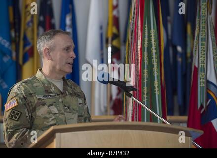 Grafenwöhr, Deutschland - U.S. Army Brigadier General Phillip Jolly, Stellvertretender Kommandierender General der Armee finden Engagement Zelle in Europa, spricht mit neuen Empfängern der US-Army Expert Bereich Medizinische Abzeichen (EFMB) während einer EFMB Staffelung in Grafenwöhr, Deutschland am 30. März 2017. Etwa 215 Kandidaten aus der US-Armee und zehn europäischen Partner Nationen nahmen an diesem alle zwei Jahre stattfindenden Bewertung in den Hoffnungen des Erzielens der begehrten US-Armee EFMB aber nur 64 erhalten hat, während der diesjährigen Auswertung. Stockfoto