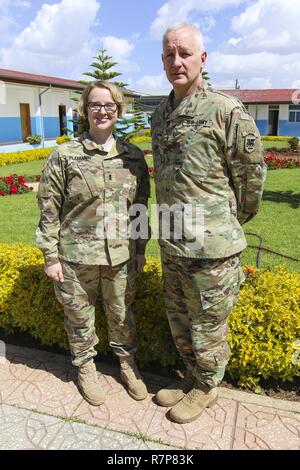 Us-Armee Afrika Stellvertretenden Kommandierenden General, Brig. Gen. Jon Jensen und seine Adjutanten, 1 Leutnant Julian Plamann, für ein Foto posieren während des USARAF-led-Übung gerechtfertigt Accord 17, März 22, 2017, an die "Peace Support Training Centre in Addis Abeba, Äthiopien. JA 17 ist eine jährliche einwöchige gemeinsame Ausübung, die zusammen bringt US-Armee, werden die afrikanischen Partner, Verbündete und internationale Organisationen die Interoperabilität zwischen den teilnehmenden Nationen für friedenserhaltende Maßnahmen im Osten Afrika Region zu fördern. Stockfoto