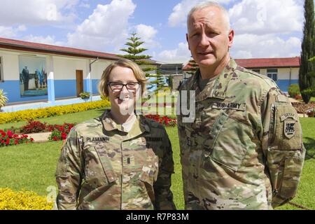 Us-Armee Afrika Stellvertretenden Kommandierenden General, Brig. Gen. Jon Jensen und seine Adjutanten, 1 Leutnant Julian Plamann, für ein Foto posieren während des USARAF-led-Übung gerechtfertigt Accord 17, März 22, 2017, an die "Peace Support Training Centre in Addis Abeba, Äthiopien. JA 17 ist eine jährliche einwöchige gemeinsame Ausübung, die zusammen bringt US-Armee, werden die afrikanischen Partner, Verbündete und internationale Organisationen die Interoperabilität zwischen den teilnehmenden Nationen für friedenserhaltende Maßnahmen im Osten Afrika Region zu fördern. Stockfoto