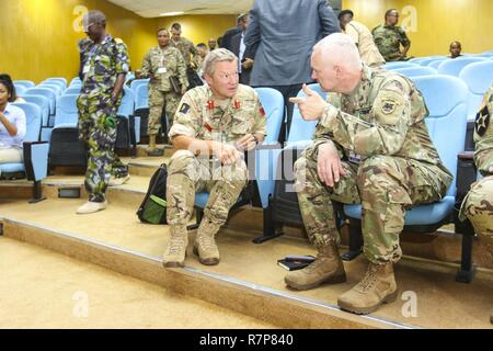 Us-Armee Afrika Stellvertretenden Kommandierenden General, Brig. Gen. Jon Jensen, im Gespräch mit einem Teilnehmer während der USARAF-led-Übung gerechtfertigt Accord, 17., 23. März 2017, an die "Peace Support Training Centre in Addis Abeba, Äthiopien. JA 17 ist eine jährliche einwöchige gemeinsame Ausübung, die zusammen bringt US-Armee, werden die afrikanischen Partner, Verbündete und internationale Organisationen die Interoperabilität zwischen den teilnehmenden Nationen für friedenserhaltende Maßnahmen im Osten Afrika Region zu fördern. Stockfoto