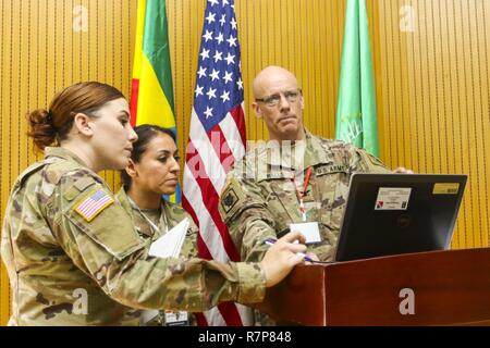 U.S. Army Reserve Colonel Chris Wände, Kommandant der 3. Brigade, Great Lakes Abteilung Weiterbildung, 75 Ausbildung Befehl, arbeitet mit Soldaten Form 79 Theater Sustainment Command, während der USARAF-led-Übung gerechtfertigt Accord, 17., 23. März 2017, an die "Peace Support Training Centre in Addis Abeba, Äthiopien. JA 17 ist eine jährliche einwöchige gemeinsame Ausübung, die zusammen bringt US-Armee, werden die afrikanischen Partner, Verbündete und internationale Organisationen die Interoperabilität zwischen den teilnehmenden Nationen für friedenserhaltende Maßnahmen im Osten Afrika Region zu fördern. Stockfoto