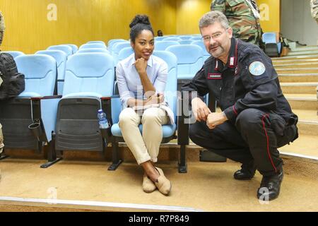 Kymberley Jurado, ein Public Affairs Officer mit US-Armee Afrika, und Oberstleutnant Paolo Di Piazza, Peace Support Operations- und Krisenmanagement Stuhl mit das Center of Excellence für Stabilität Polizeieinheiten, diskutieren die Themen, die während der Übung USARAF-led-Übung gerechtfertigt Accord, 17., 23. März 2017, an die "Peace Support Training Centre in Addis Abeba, Äthiopien. JA 17 ist eine jährliche einwöchige gemeinsame Ausübung, die zusammen bringt US-Armee, werden die afrikanischen Partner, Verbündete und internationale Organisationen die Interoperabilität zwischen den teilnehmenden Nationen für friedenserhaltende Operationen in der Eas zu fördern. Stockfoto