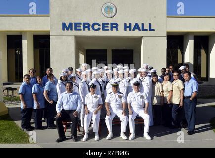 SAN DIEGO (29. März 2017) Segler und Zivilisten von Mercer Hall Kombüse bei Naval Base San Diego posieren für ein Gruppenfoto. Der Mercer Hall Kombüse Team sind die diesjährigen Preisträger des Marine Kapitän Edward F. Ney Memorial Awards für herausragende Gastronomie. Stockfoto