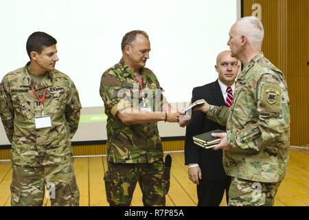 Us-Armee Afrika Stellvertretenden Kommandierenden General, Brig. Gen. Jon Jensen (rechts), erkennt die multinationalen Partnern für ihre Beiträge während der US-Armee Afrika - LED-Übung gerechtfertigt Accord 17 bei den Frieden und Support Training Center in Addis Abeba, Äthiopien, 24. März 2017. Die Ausübung ist eine jährliche Kombinierte gemeinsame Ausübung auf die Zusammenführung der USA, werden die afrikanischen Partner, westlichen Partnern und internationalen Organisationen der Interoperabilität durch Zusammenarbeit für friedenserhaltende Maßnahmen im Osten Afrika Region zu fördern. Stockfoto