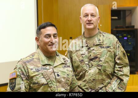 Oberstleutnant Johnnie Gallegos, embedded Liaison mit Ausbildung und Übungen Direktion Combined Joint Task Force-Horn von Afrika, steht mit Brig. Gen. Jon Jensen, US-Armee Afrika stellvertretender Kommandant während einer Abschlussveranstaltung für die USARAF-led-Übung gerechtfertigt Accord 17, am Frieden und Support Training Center in Addis Abeba, Äthiopien, 24. März 2017. Die Ausübung ist eine jährliche Kombinierte gemeinsame Ausübung auf die Zusammenführung der USA, werden die afrikanischen Partner, westlichen Partnern und internationalen Organisationen der Interoperabilität durch Zusammenarbeit zu friedenserhaltenden Operationen im Osten fördern eine Stockfoto