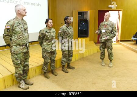 U.S. Army Reserve Colonel Chris Wände (rechts), Kommandant der 3. Brigade, Great Lakes Abteilung Weiterbildung, 75 Ausbildung Befehl, spricht über die Beiträge, Personal. Sgts. Martha Jaramillo und Samaysia Taylor, aus dem 79. Theater Sustainment Command, zu der US-Armee Afrika bereitgestellt - Übung gerechtfertigt Accord 17 Led nach Brig. Gen. Jon Jensen, USARAF stellvertretender Kommandant während einer Abschlussveranstaltung am Frieden und Support Training Center in Addis Abeba, Äthiopien, 24. März 2017. Die Ausübung ist eine jährliche Kombinierte gemeinsame Ausübung auf die Zusammenführung der USA, werden die afrikanischen Partner, westlichen Partner konzentriert, ein Stockfoto