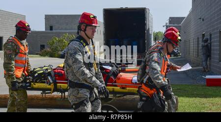 Us Air Force Senior Airman Johannes Childree, ein Arzt aus Die 116 medizinische Gruppe, Abteilung 1, 116. Air Control Wing, Georgia Air National Guard, Teams mit Soldaten aus dem Alabama National Guard bei der Suche und Gewinnung der Übung, die erforderlich ist, um sie einem verletzten Opfer zu retten, indem ein Mannequin gespielt, von einem Mann - Bohrung nach einem simulierten Hurrikan Szene im Guardian Zentrum in Perry, Ga, 29. März 2017 Während der chemischen, biologischen, radiologischen, nuklearen und explosiven Enhanced Response Force Paket Teil der Übung. Wachsam Guard 2017 Georgien ist eine gemeinsame regionale Schulungen ex Stockfoto